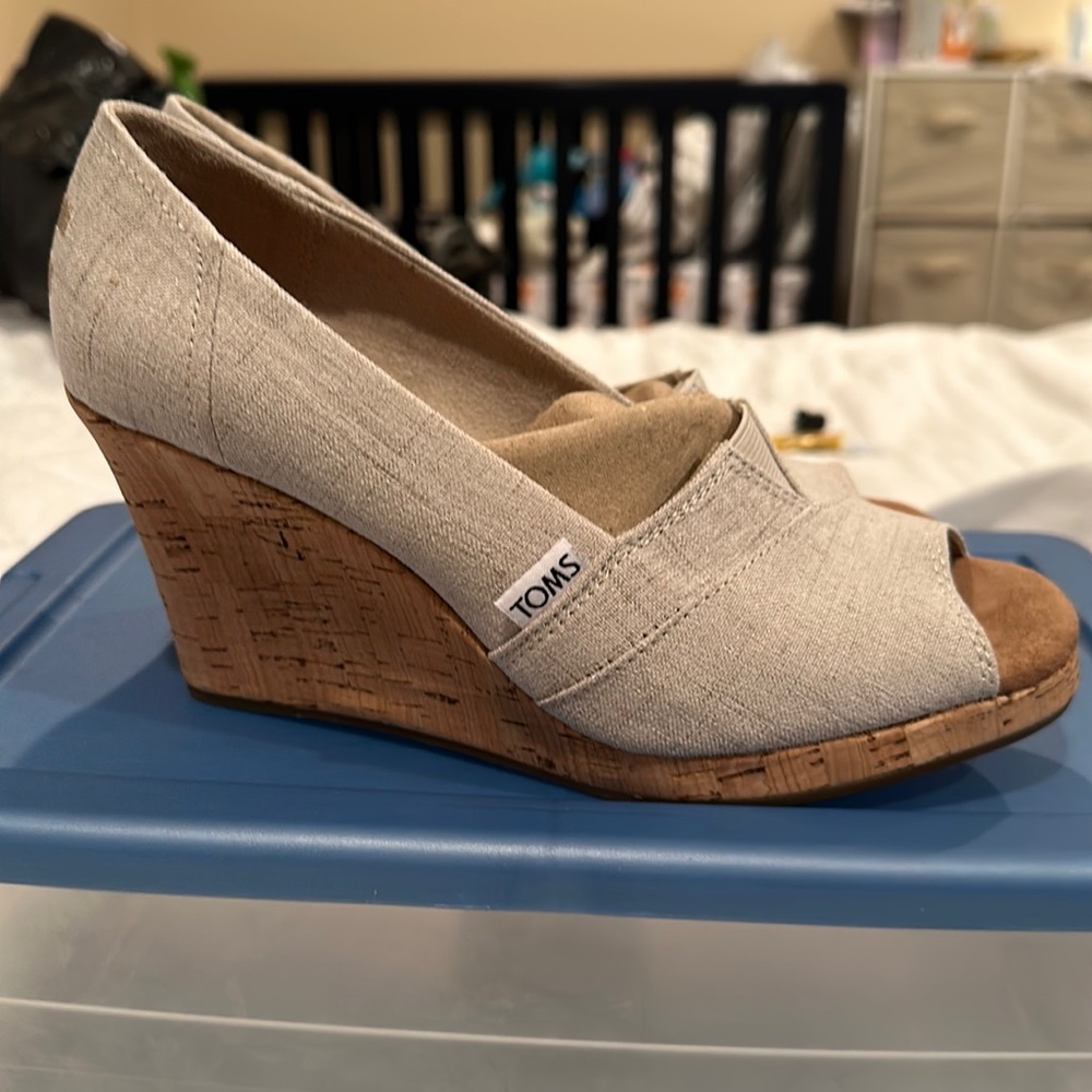 Brand new Toms never before worn still have the tag on just no box